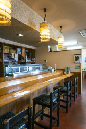 めし 盛（さかり）店内