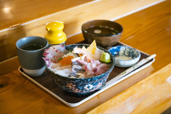 ボリューム満点の「海鮮丼」