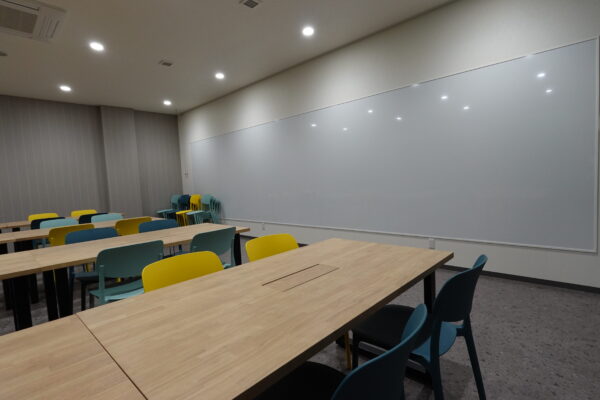 みんなのハコ設備：壁一面のホワイトボード