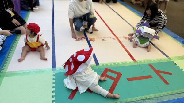 天草のハロウィンイベント赤ちゃんのハイハイレース