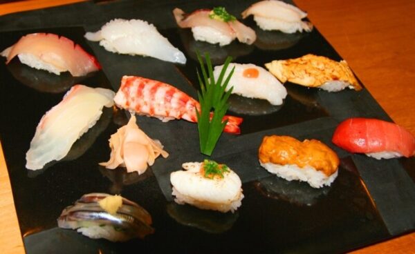 老舗の風格と落ち着き ― 「蛇の目寿し」